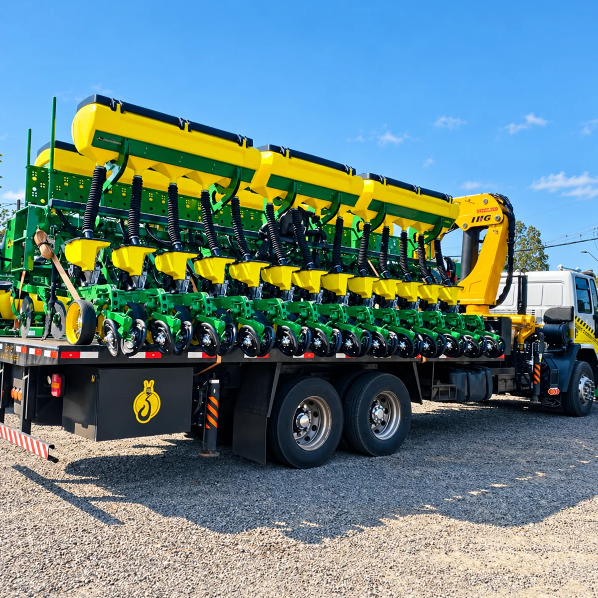 Implemento agrícola transportado na carroceria de caminhão da Zurc
